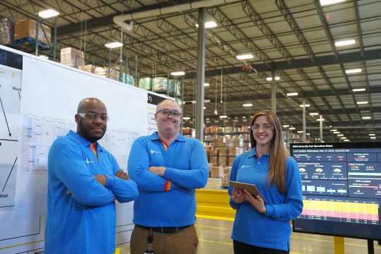 미국 물류 전문지 '인바운드 로지스틱스'로부터 '2020 녹색 공급망 파트너'로 선정된 CJ대한통운의 미국 통합법인 'CJ로지스틱스 아메리카' 직원들이 포즈를 취하고 있다. <CJ대한통운 제공>